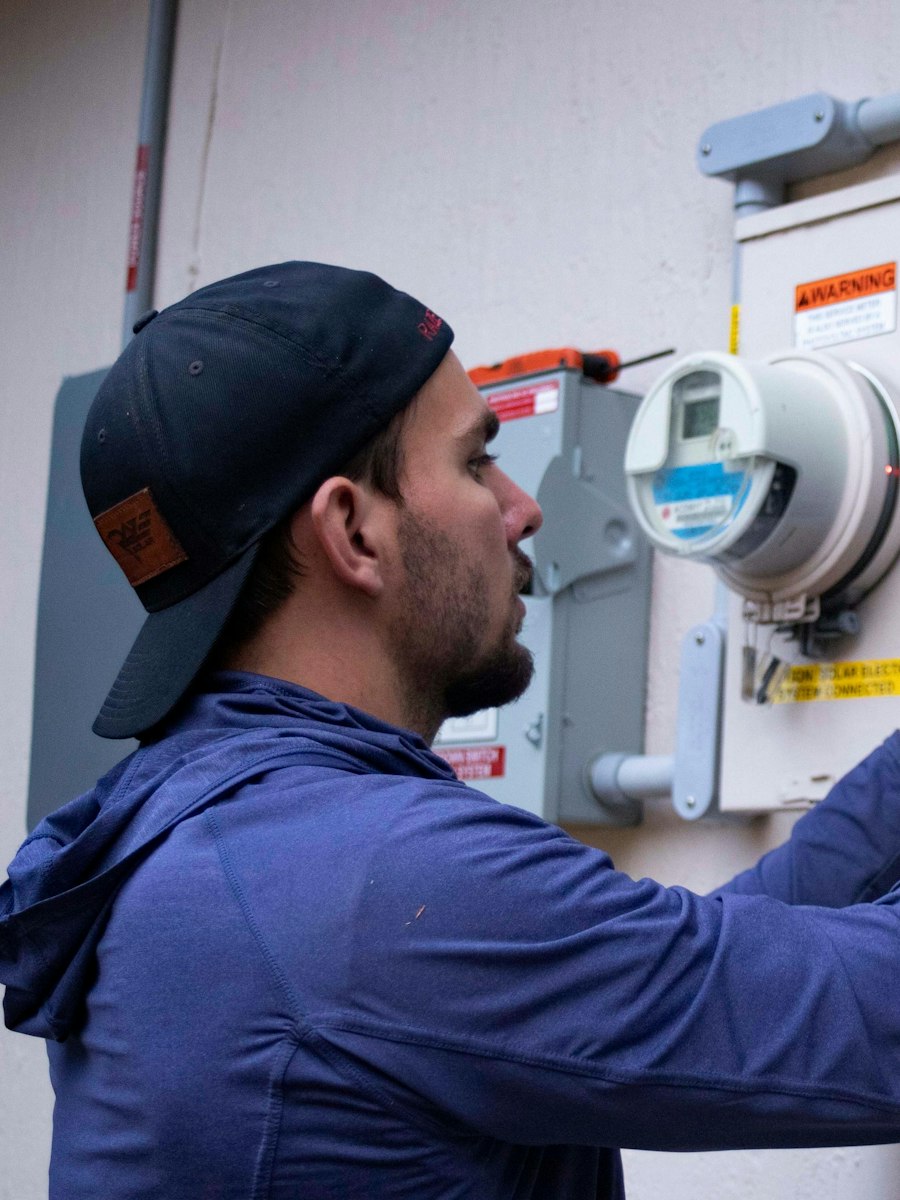 Un technicien intervient sur une installation murale