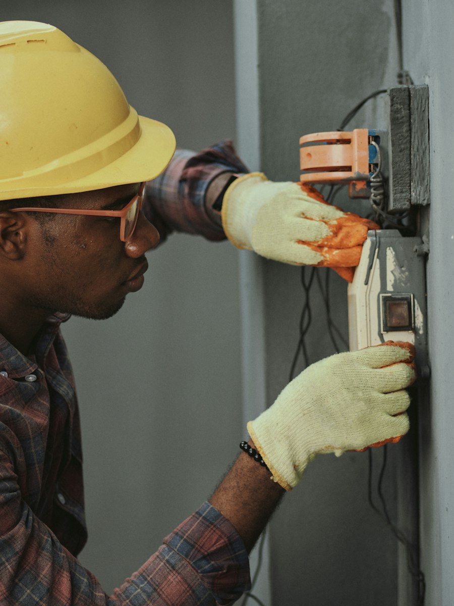 Un électricien installe un câblage sur un chantier